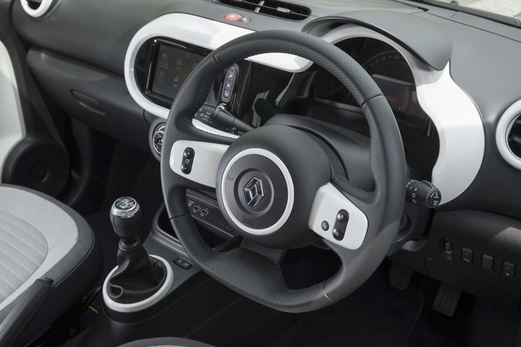 チルト機能付きの本革巻きステアリングホイール。スポーク部にはクルーズコントロールのスイッチが備わる。