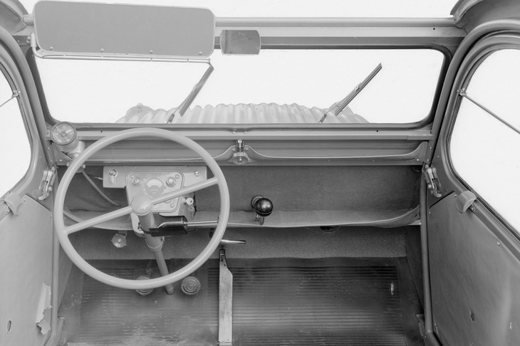 1955年型「AZ」のインテリア。写真の通り、必要最小限の装備だけが備えられていた。