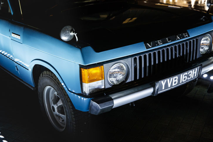 ヴェラールという車名は、初代「レンジローバー」のプロトタイプからとったもの。「ヴェールで覆う」ことを意味するラテン語の「velare」から派生させて「VELAR」と名付けていた。写真の車両のボンネットの先端に、そのロゴが確認できる。