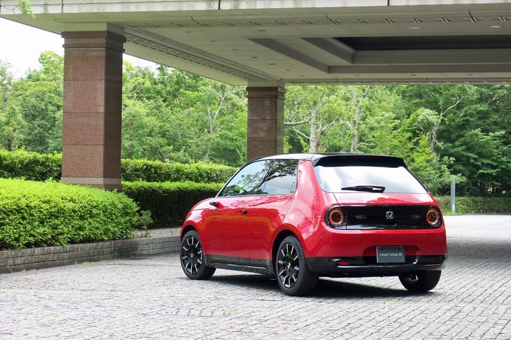 ショーモデル、市販モデルともに欧州のフランクフルトショーで発表された「ホンダe」。欧州の都市部をターゲットに開発された同車は、街のつくりも、人々の志向も異なる日本で受け入れられるのだろうか？