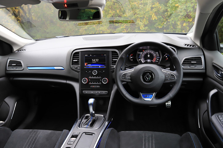 インストゥルメントパネルまわりについてはハッチバック車と共通。中央には「R-Link2」と呼ばれるルノー最新のマルチメディアシステムが搭載される。