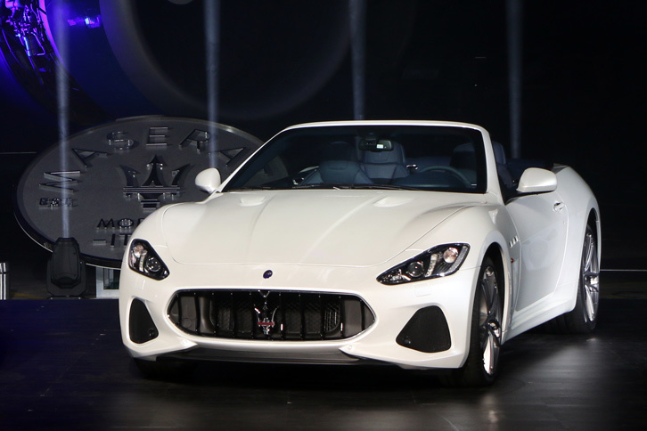 「マセラティ・グランカブリオMC」のフロントまわり。