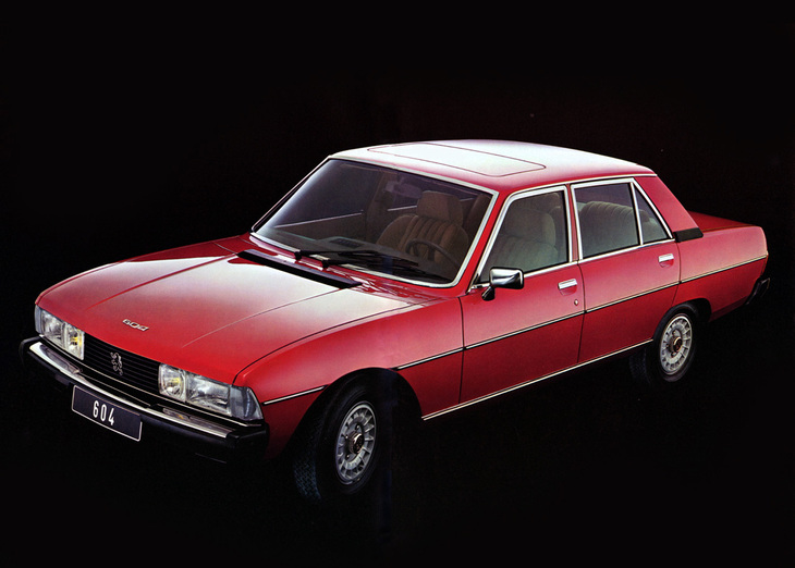 「プジョー604」。1955年デビューの「403」以降の通例にしたがって、ピニンファリーナが手がけた全長4.7m超の上品でおとなしいデザインのボディーに2.7リッターV6 OHVエンジンを搭載。