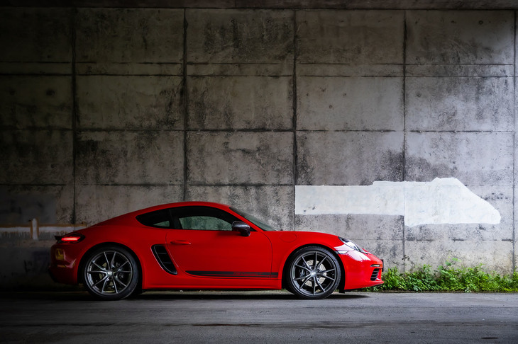 今回試乗した車両の外装色は「ガーズレッド」。これを含め「718ケイマンT」には、全11色のボディーカラーが設定されている。車体下部のロゴステッカーは標準装備のアイテムだが、レスオプションも選択できる。