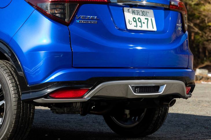 専用形状のリアバンパーとリアロワガーニッシュ。「モデューロX」では外装の各所に装備された専用の空力パーツにより、車体のリフトをバランスよく下げ、ハンドリングレスポンスや直進安定性を高めている。