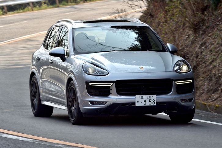 ブレーキシステムは「カイエン ターボ」と共通のもの。フロント390mm、リア358mmのディスクに、ターボと同じ赤いキャリパーが組み合わされている。