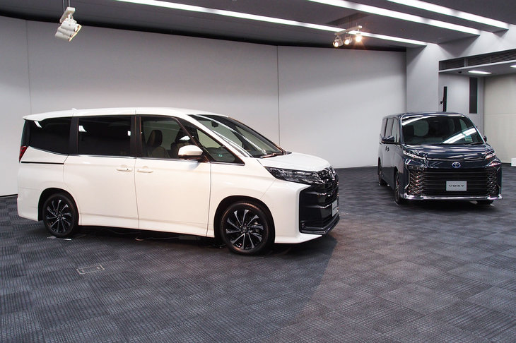新型「トヨタ・ノア」（左）と「ヴォクシー」（右）。
