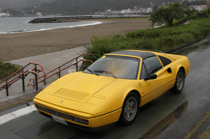 「フェラーリ328GTS」。いま見るとコンパクトなボディーは、1720mmの全幅を除けば5ナンバー規格に収まる。