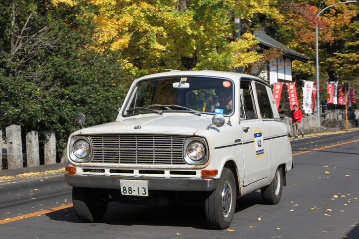 「三菱ミニカ デラックス」。1962年に登場した初代ミニカの中期型。FRで、独立したトランクを備えた3ボックススタイルだった。