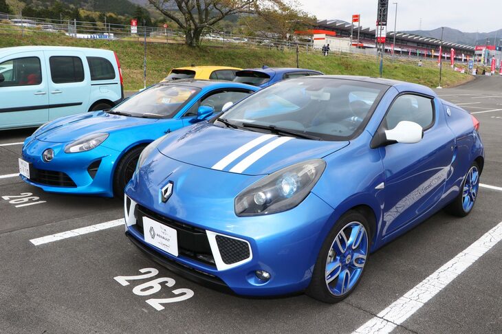 久しぶりに再会した個性派オープンクーペ「ルノー・ウインド」。ルーフを180度回転させることで格納式ハードトップを実現させた、アイデア賞のクルマ。こうして「アルピーヌA110」と並ぶと、まるで兄弟のよう!?