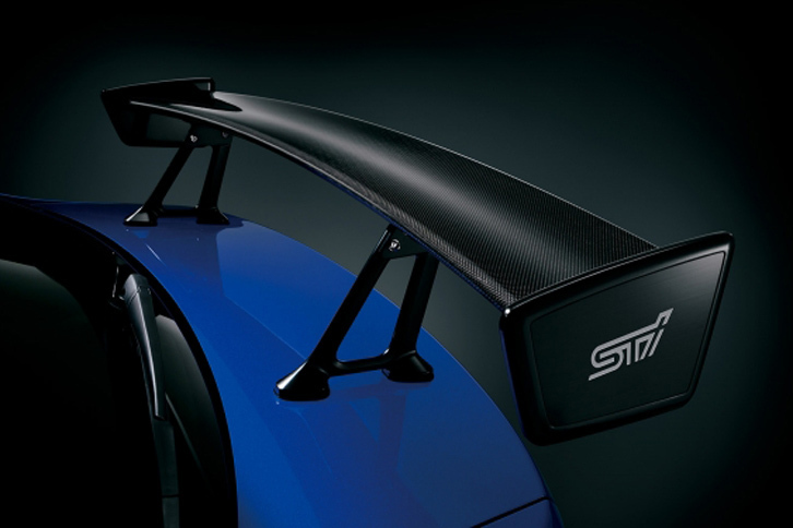 NBRチャレンジパッケージ専用装備のSTI製ドライカーボンスポイラー（STIロゴ入り）