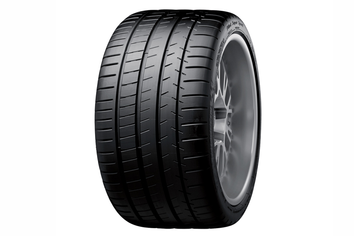こちらも欧州製高級車の御用達のミシュラン。海外向けの「パイロットスーパースポーツ」なら、記者のバイパーでも履けるサイズがラインナップされている。
