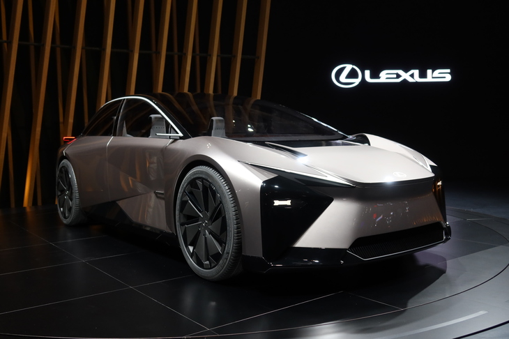 コンセプトカー「レクサスLF-ZC」。2026年の市場投入を視野に開発が進められている。