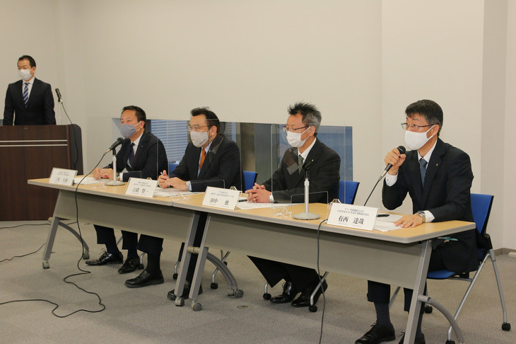 日本国内では2019年に主要4メーカーが「電動二輪車用交換式バッテリーコンソーシアム」を創設。2021年3月には交換式バッテリーとバッテリー交換システムの標準化で合意している。写真はそのときの記者会見の様子。