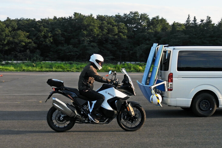 ブレーキアシストの制御にもさまざまなパターンがあるが、今回の試乗では、「ブレーキ力が増強されるのはフロントのみ」「フロント、ないしフロント／リア両方のブレーキが操作された場合は“10”、リアブレーキのみ操作された場合は“8”の力でブレーキをアシストする」「ABSが作動するほどの制動力は発生しない」……という設定がなされていた。