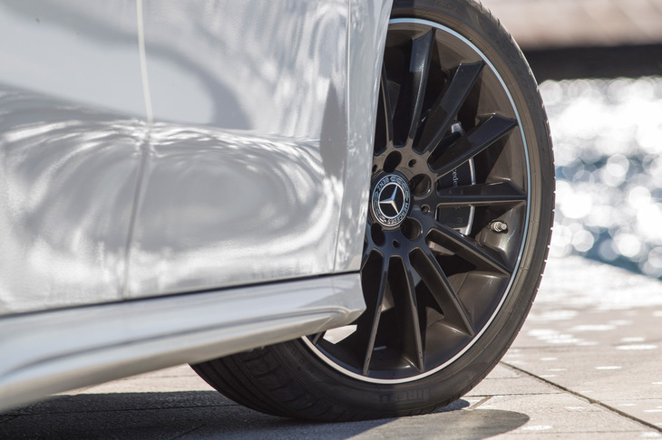 「A200」の標準タイヤサイズは205/60R16だが、テスト車にはオプションで用意される大径タイヤが装着されていた。