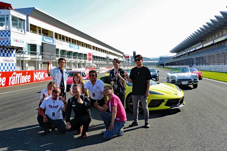 ヘリテージ展示に協力した歴代「コルベット」のオーナーとともに、記念撮影を行うゼネラルモーターズ・ジャパンの若松 格代表取締役社長。若松社長自身もシボレーを愛するクルマ好きで、この日は自らもステアリングを握ってサーキットを疾走。参加したシボレーファンとの交流を楽しんでいた。