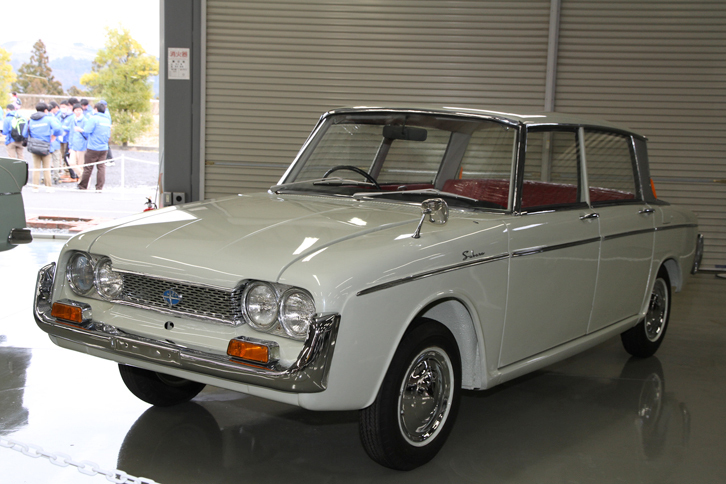 1963年「スバルA-5」。「スバル1000」のベースとなったFFの試作車。スタイリングには当時のデザイントレンドが随所に見られ、顔つきはドイツ・フォードの「タウナス」を4つ目にしたようであり、サイドビューは60年にデビューした2代目「トヨペット・コロナ」風でもある。