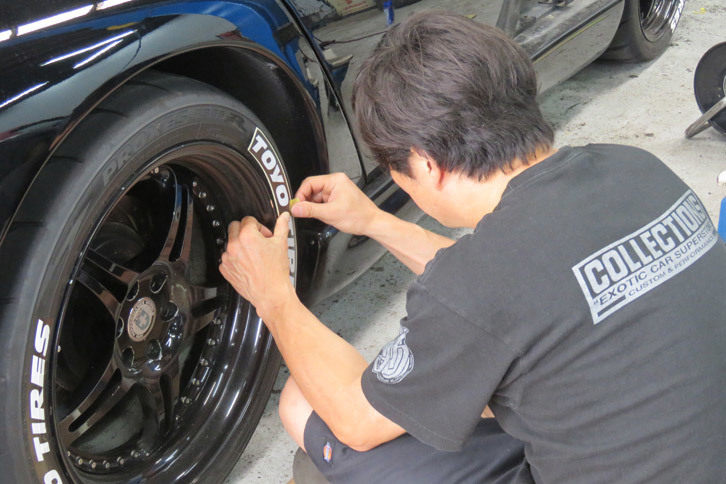 余談だが、トーヨーさんにいただいたタイヤステッカーは実は試供品。時間がたったらすぐにはがれてしまうのだとか。せっかくこうして貼ってもらったのに……。うーむ。やはりDIY with タイヤマーカーでホワイトレターにするしかないか。写真の御仁は、おなじみ「コレクションズ」の本多芳彦代表。