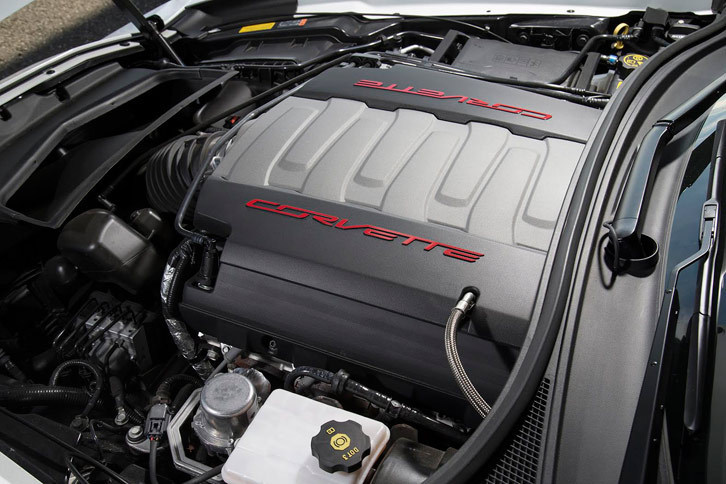 「LT1」と呼ばれる6.2リッターV8 OHVエンジン。カムシャフトを持たないため、排気量の割に軽量で低重心な設計となっている。