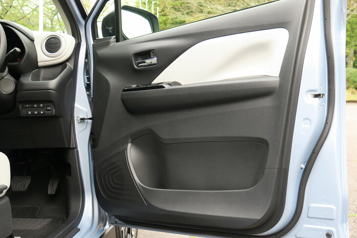 三菱eKクロスEV P（フロントドアインナーパネル）