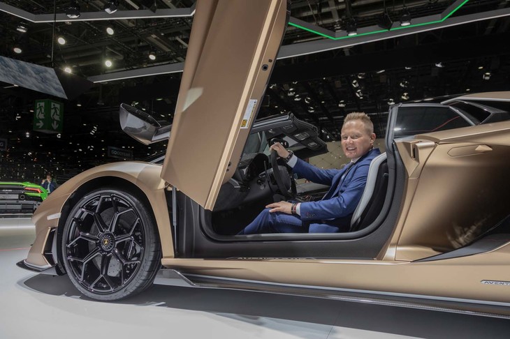 ランボルギーニ・アヴェンタドールSVJロードスターとランボルギーニチェントロスティーレ（デザイン部門）のトップ、ミィティア・ボルケルト氏。