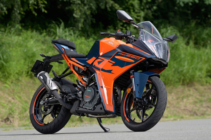 排気量373ccの単気筒エンジンを搭載した、KTMのミドルクラススーパースポーツ「RC390」。新型では全外装パネルが刷新され、MotoGPのレーシングマシン「RC16」を思わせる意匠となった。