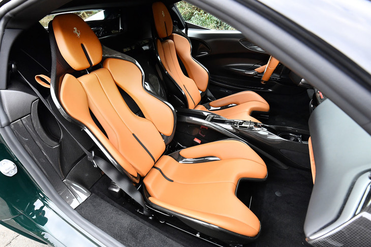 「一般道や高速道路では少し硬めですが、ワインディングロードでは“いい感じ”と言えるバランスに変化しますね」と、池沢先生はシートや乗り心地への感想を述べた。