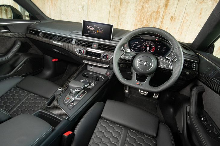 「RS 5スポーツバック」のインストゥルメントパネルまわり。内装色はブラックのモノトーンで、テスト車にはオプションで用意されるカーボンの装飾パネルが用いられていた。