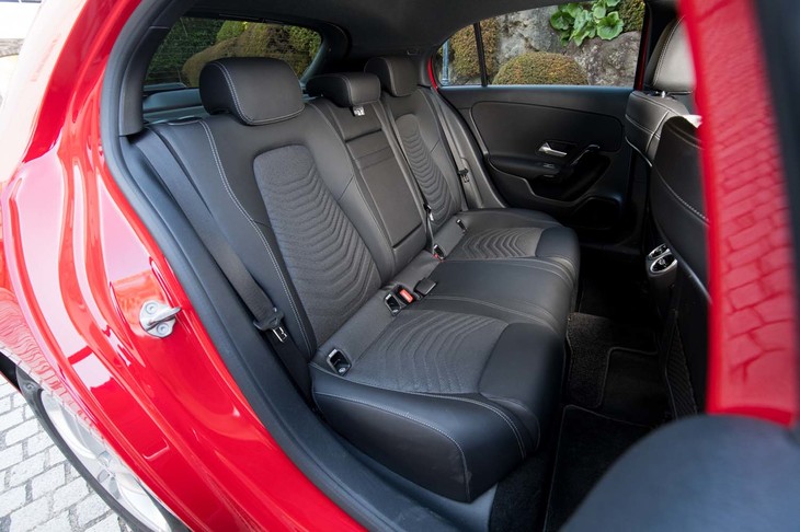 後席も同様に、ヘッドルームが8mm、ショルダールームが22mmそれぞれ拡大している。