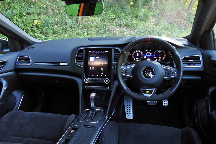 黒で統一されたシックでスポーティーなインテリア。トランスミッションはデュアルクラッチ式ATの6段EDCと、6段MTから選択できた。