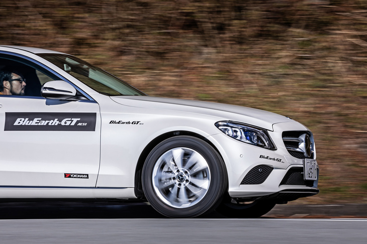 「メルセデス・ベンツ」の「Cクラス」（写真）や「Eクラス」のほか、「フォルクスワーゲン・ゴルフ」など輸入車のC～Dセグメントも「BluEarth-GT AE51」の装着ターゲットとなる。