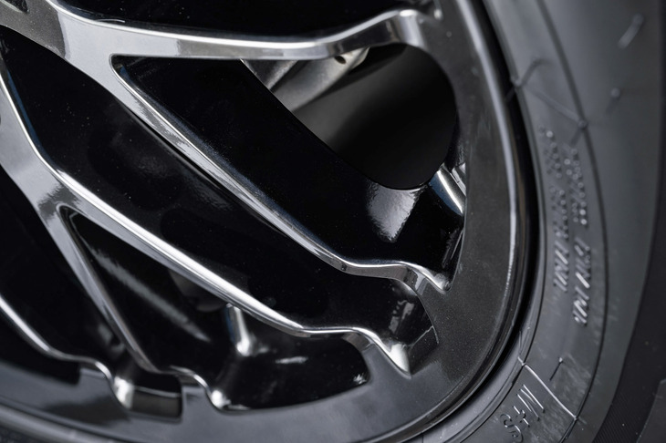 「Gシリーズ」最新作となる「G29」のスポーク外周部。スポーク同士の間隔を広めにとり立体感を強調することで、ホイール全体の存在感が強められている。