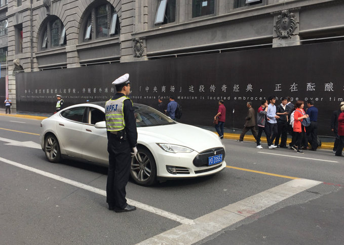 外灘近くで出会ったテスラ。上海では、EVをはじめとするエコカーは、環境汚染対策としてクルマの台数を減らすために導入された「ナンバープレートオークション制」の対象外となっている。