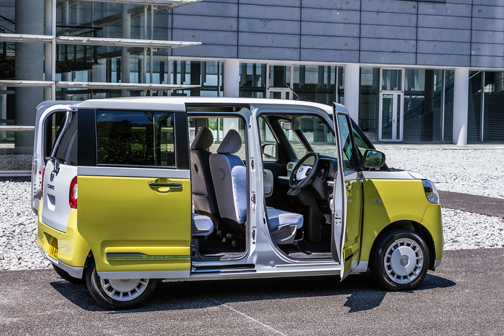 運転席のドアと、左右の電動スライドドアを開けた様子。半ドアから自動で全閉する「スライドドアイージークローザー」を全車に標準で装備。「Gターボ」と「G」グレードには、UV＆IRカットガラスが全面に採用されている。