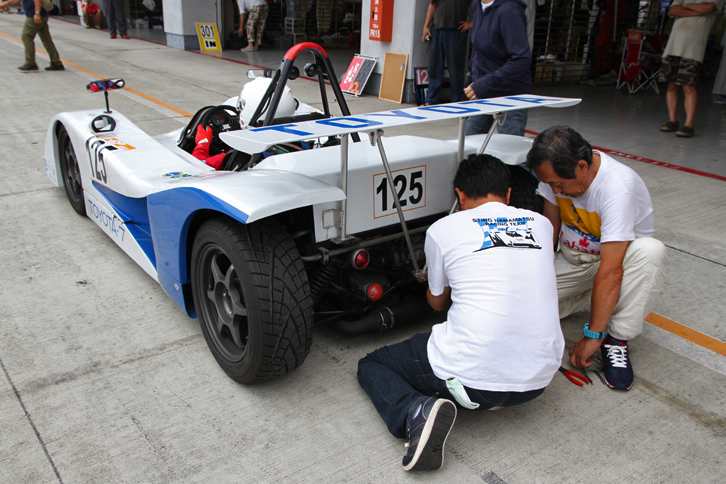 マフラーまわりのトラブルに応急処置を施しているのは、「ザウルスジュニア」のシャシーに「トヨタ7」を模したボディーを載せた「ヨタシチ君」。GP-4クラスで3位。