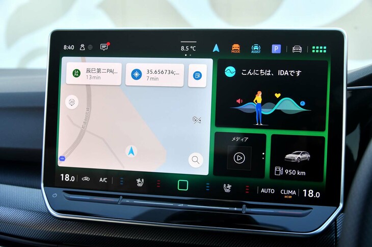 新世代のインフォテインメントシステム「MIB4」。12.9インチの巨大なタッチスクリーンが特徴で、演算処理性能の向上により、よりサクサクと操作に反応するようになった。