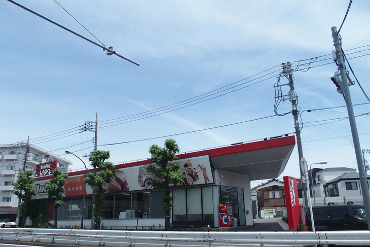 東京・世田谷にあるKeePer LABO世田谷店。この日も多くの車両がコーティング作業を受けていた。