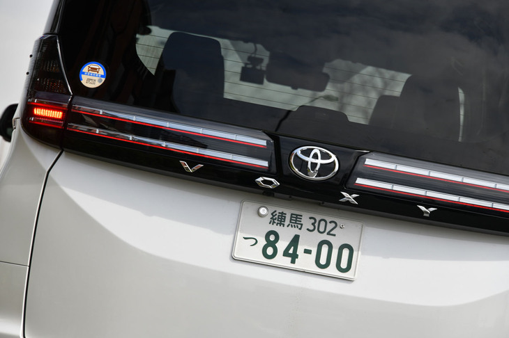 トヨタがラインナップする箱型ミニバン「ノア／ヴォクシー」。かつてはカローラ店でノア、ネッツ店でヴォクシーと、販売店ごとに取り扱い車種を分けてきたが、今日ではすべての店舗でノアもヴォクシーも購入できる。