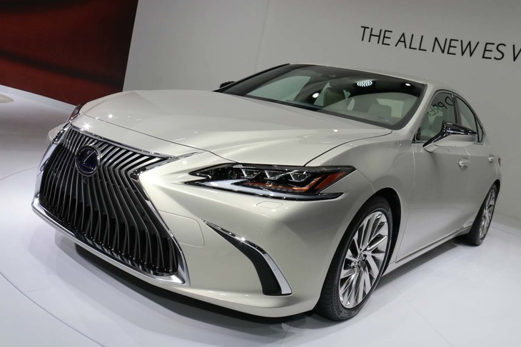 レクサスが発表した新型「ES」。スピンドルグリル内部のパターンに、よりダイナミックなものを採用している。