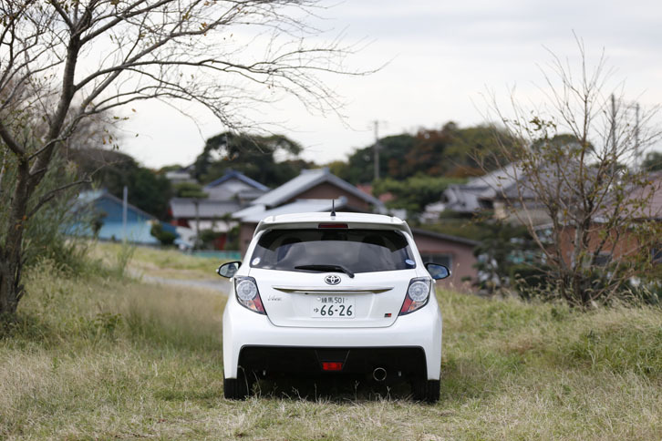 リアまわりは、スモークレンズを用いたコンビネーションランプや、ブラックの大型ディフューザーでスポーティーさが強調される。