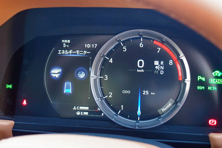 「LC500h」のメーターパネル。リングで囲まれた部分はスライド可能で、情報の表示内容を変更できる。