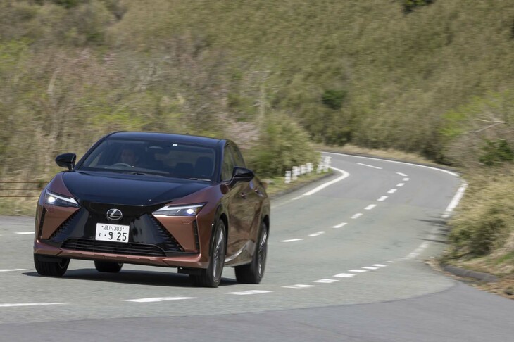 駆動用モーターはフロントが最高出力204PSでリアが109PS。いわゆるBEV的なダッシュ力ではなく、タイヤがごく自然に転がるさまが心地いい。