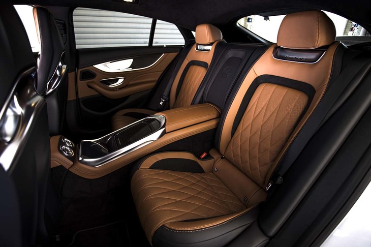 リアは独立型の2座となる。後席においても、エネルギーフローやモーターの出力およびトルクがディスプレイで確認できる。