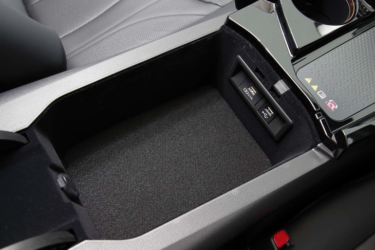 前席アームレスト下の小物入れスペースには、2つのUSBコネクター（充電専用とデータ通信用）が配される。