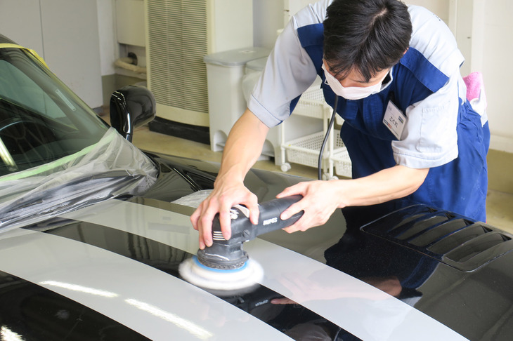 洗車が済んだら、ウィンドウやダクトなどをマスキングして、ボディーを研磨。それが済んだら再び洗車である。手間のかかる施工の様子に、本当に頭が下がる。