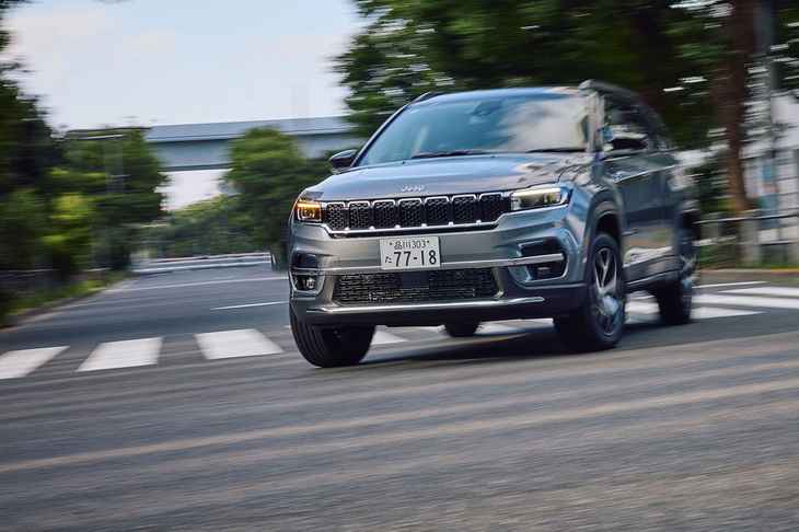 ディーゼルの「コマンダー」は、発進と停止を繰り返す街乗りでも、おおらかな気持ちで運転できる。9段ATの変速マナーも秀逸だ。