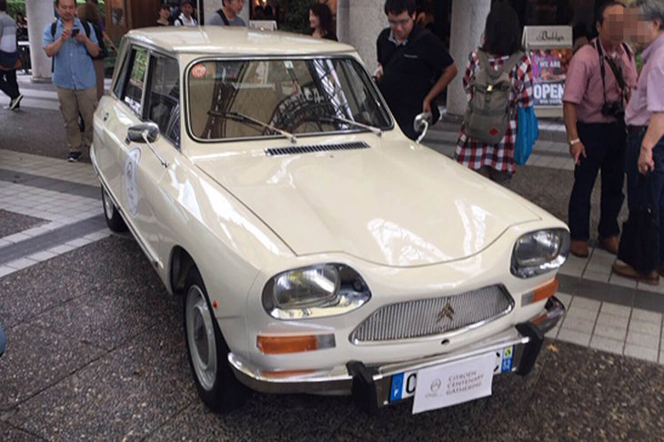 「シトロエンAMI 8」のフロントビュー。