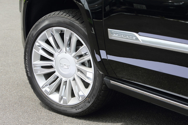 「プラチナム」に装備されるクロームインサート付きの22インチアルミホイール。なお、「プレミアム」には新デザインのポリッシュドアルミホイールが装備される。