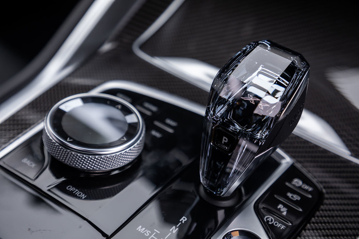 今回の試乗車はオプションの「クラフテッドクリスタルフィニッシュ」を選択。ハンドメイドで製作されるクリスタルガラス製のシフトセレクターとスタート／ストップスイッチ、ローレット加工が施されたダイヤルなどが装着されていた。